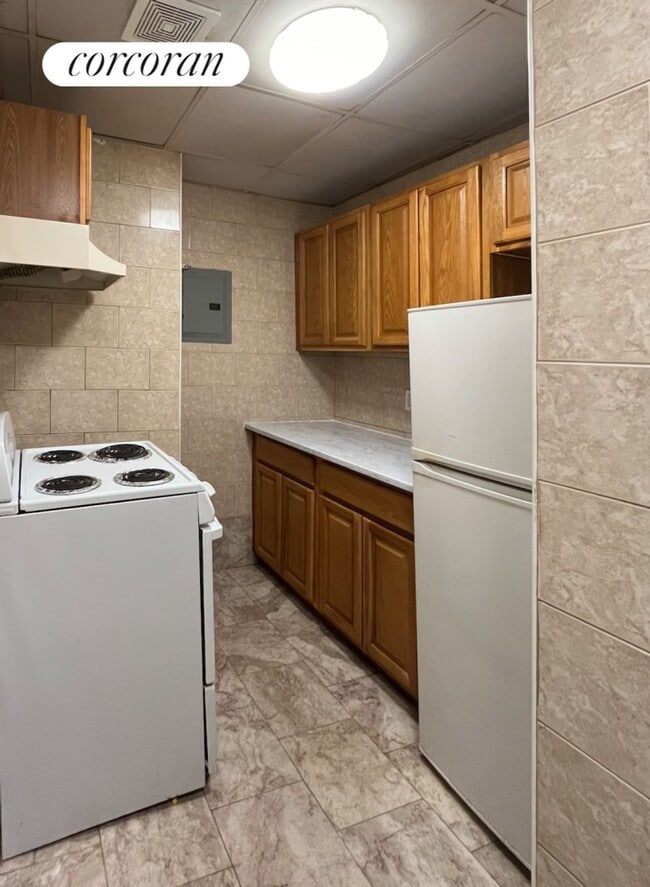 Photo - 41-42-42 Elbertson St