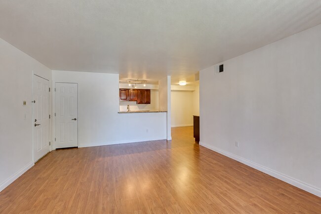 Beautiful 2-Bed, 2-Bath 2nd-Floor Condo Near The Lakes!