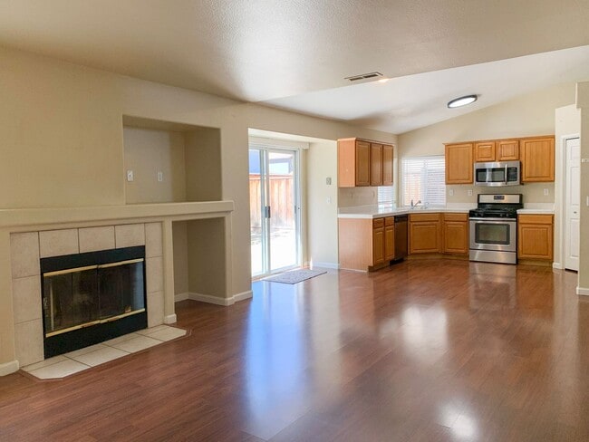 Building Photo - RENT REDUCED on 4 Bedroom with Huge Backyard!!!