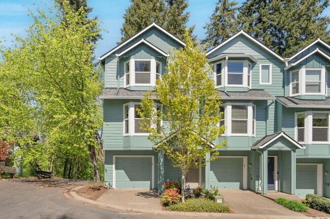 Building Photo - Bright, spacious 3-bdrm/2.5 bath Tigard townhome. Fireplace, balcony, 2-car garage, W/D