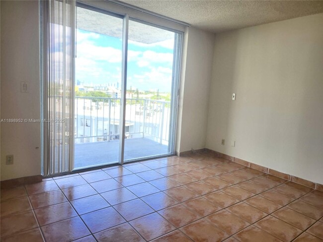 Photo - 1465 NE 123rd St Unidad 806