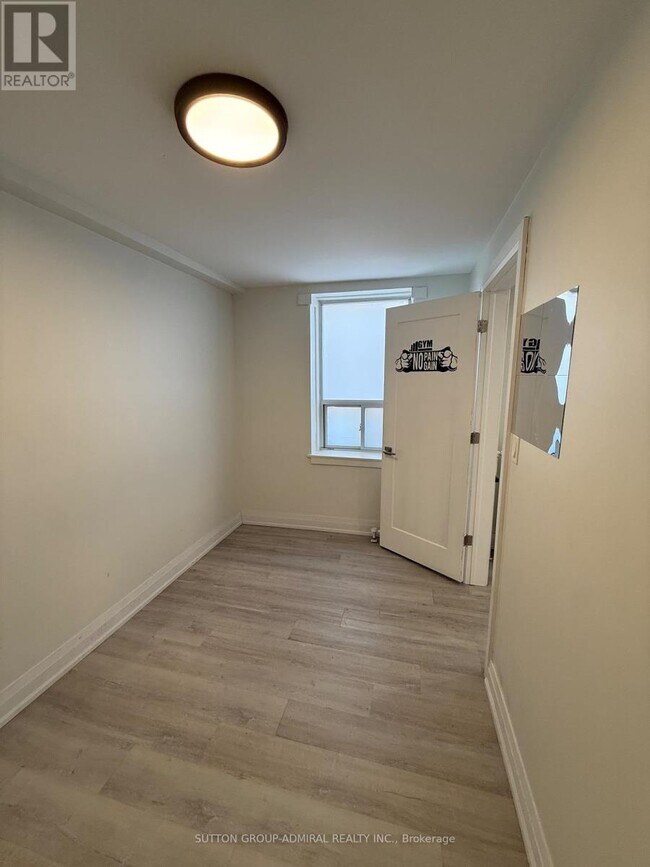 Photo - 699 Eglinton Ave W