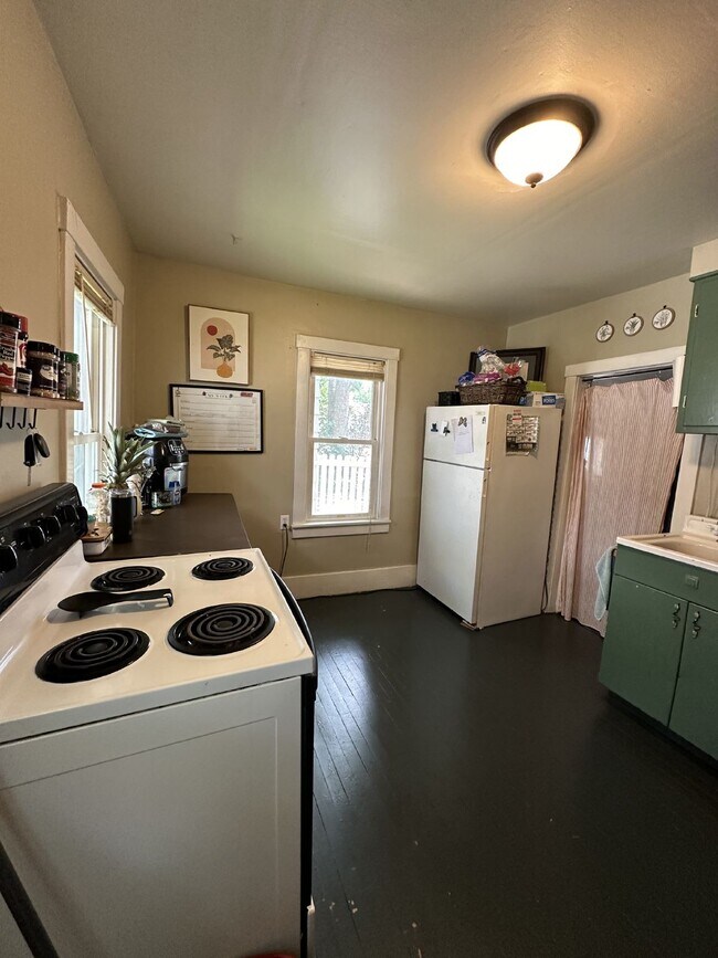 1 Bed 1 Bath single family home near UWEC Available June 1st! Fenced in yard!