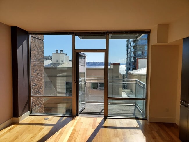 609 Water View Lots of light - 2911 2nd Ave Unit 609