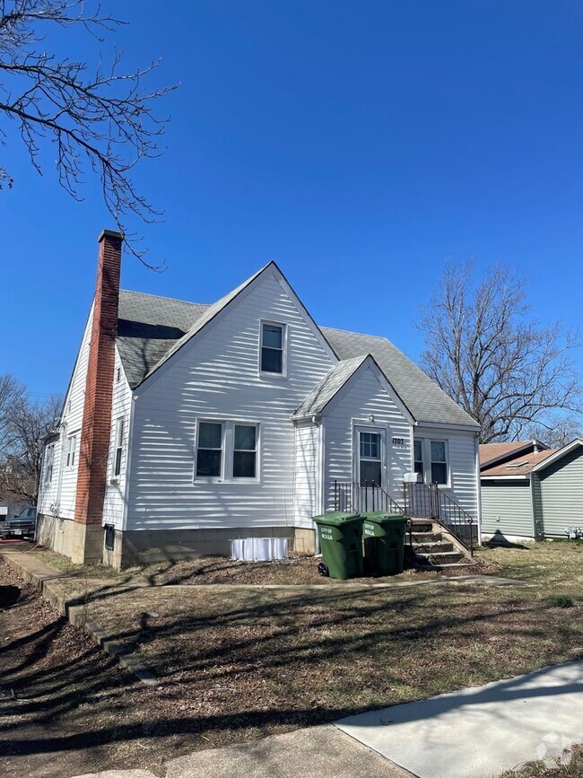 Building Photo - Beautiful House, Close to Campus