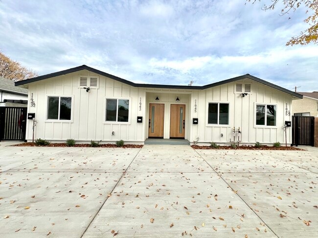 Photo - 11943 Burton St