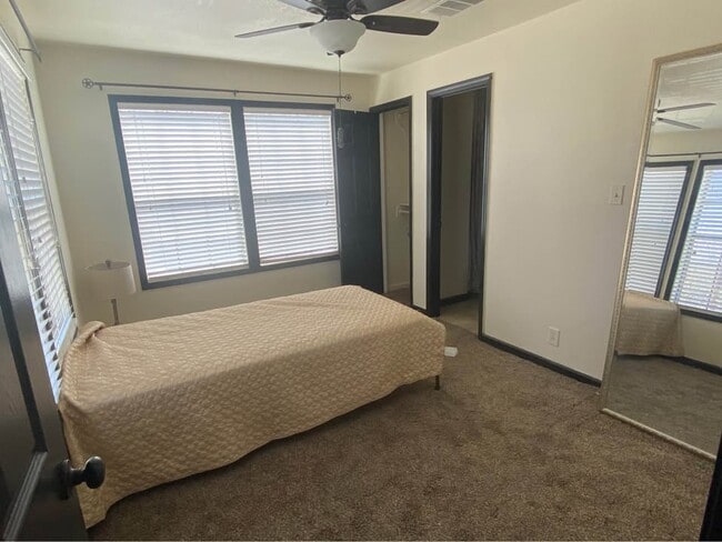 Photo - 702 Academy St