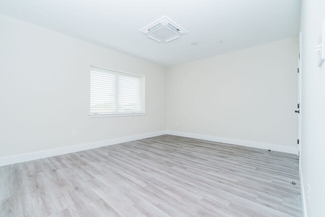 Building Photo - Riverwalk Apartments Unit 206