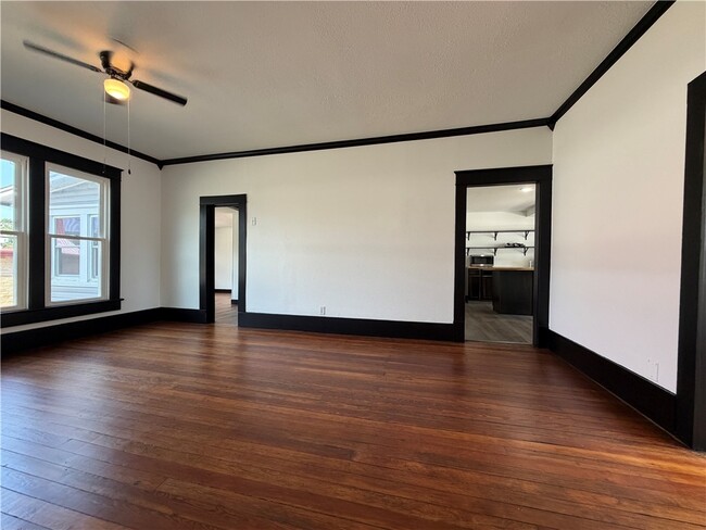 Building Photo - 401 E Twin Springs St Unit 4