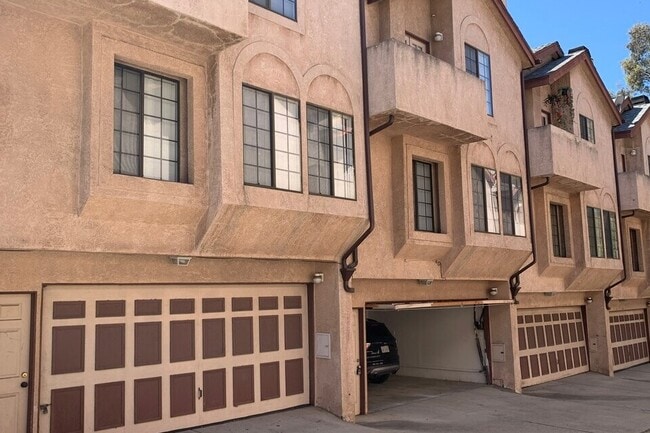 Building Photo - 2307 N Cahuenga Blvd Rental