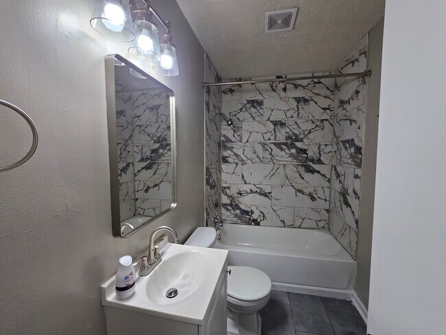 Photo - 1706 Echles St