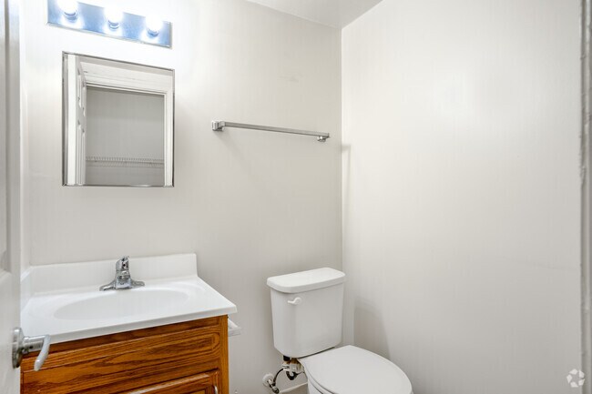 3BR, 1.5BA - 878SF - Bathroom 1