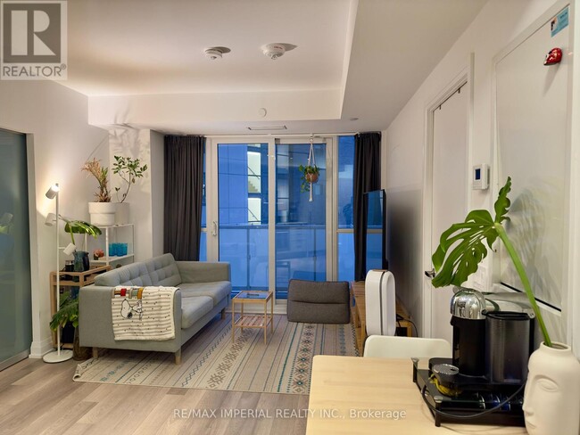 Photo - 77 Mutual St Unité 2002