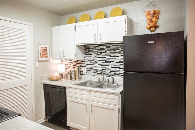 Building Photo - Spring Lake Apartments