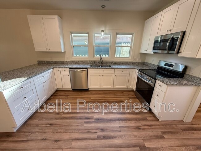 Photo - 829 Hamilton St