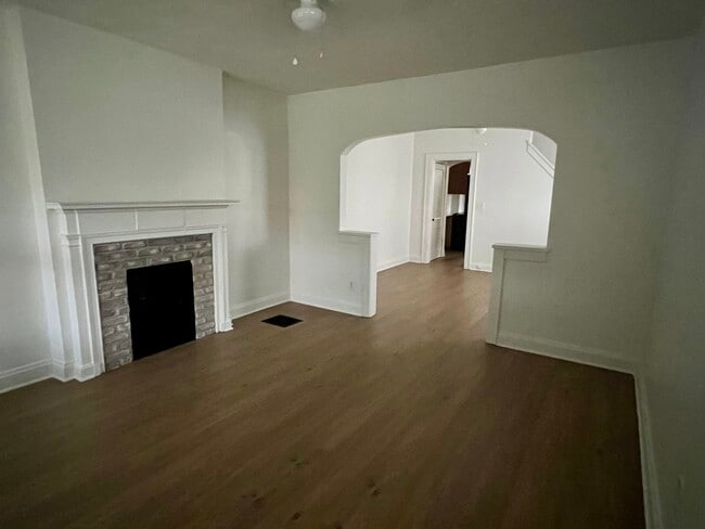 Living room - 897 Thomas Rd