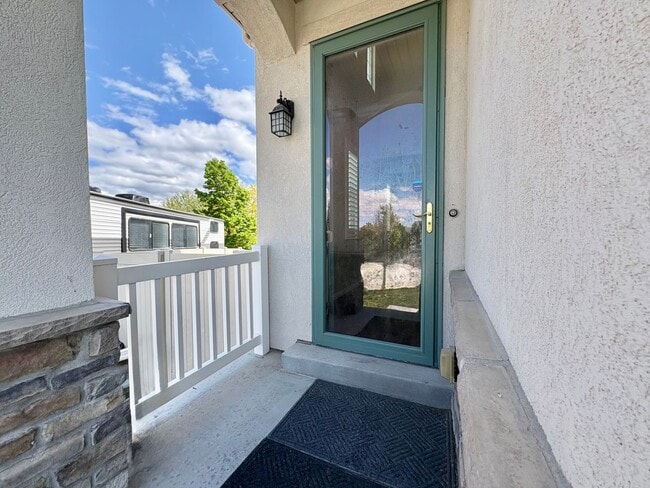 Photo - 3 Bed, 2.5 Bath Lakeview Home with Private Yard in Quiet Neighborhood!