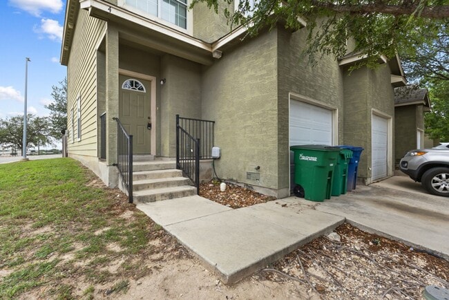 Building Photo - 3 bedroom and 2.5 bathroom located in The Gardens at The Summit Subdivision