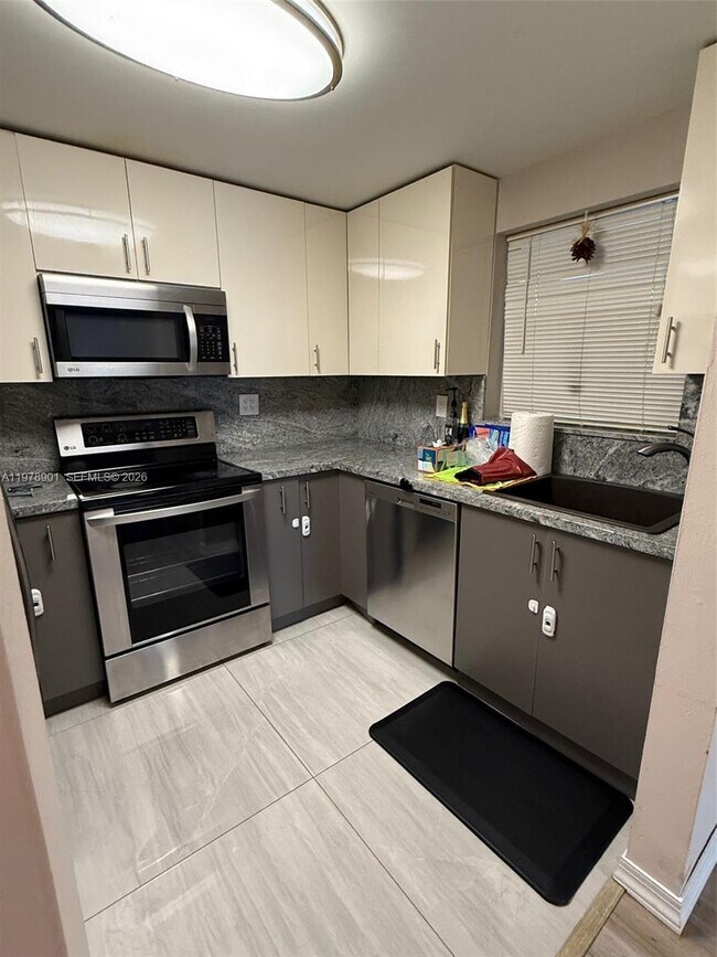 Photo - 18001 N Bay Rd Unit 403