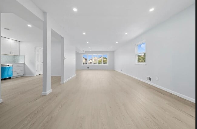 Building Photo - 450 Jefferson Ave Unit Second floor