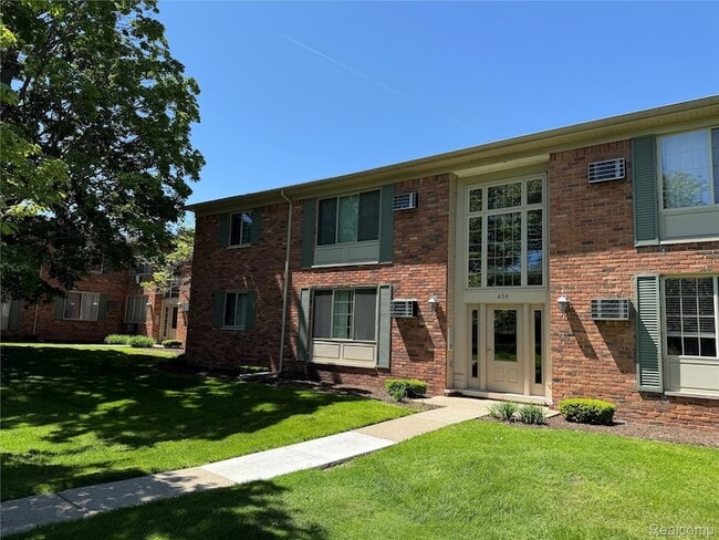 Photo - 454 Romeo Rd