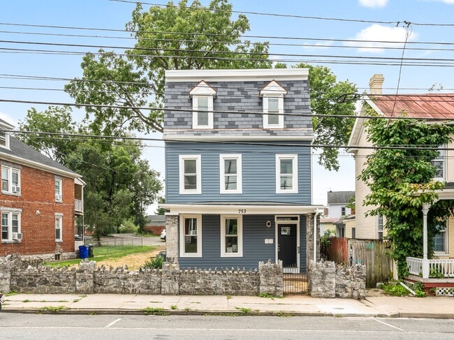 Building Photo - 753 W Washington St