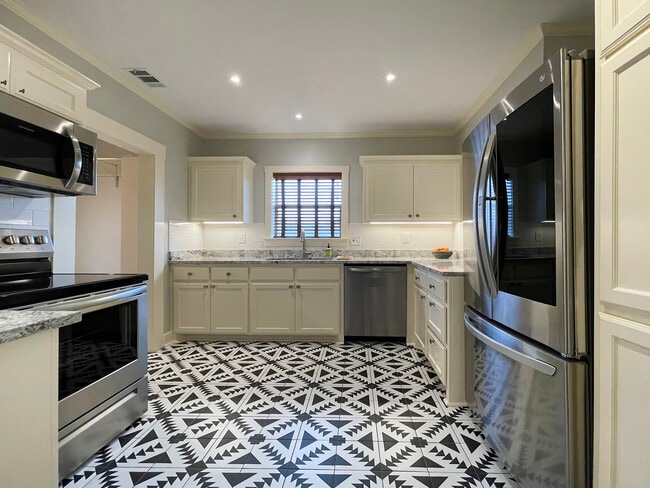 Building Photo - 2556 S University Dr Rental