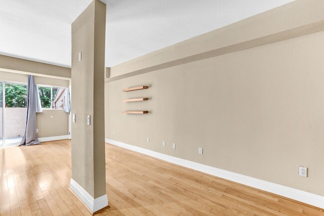 Photo - $500 Move In Special - Studio in the Venetian Community in UTC w/ Parking Included!