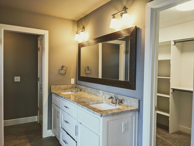 Photo - 700 Hawthorn Way