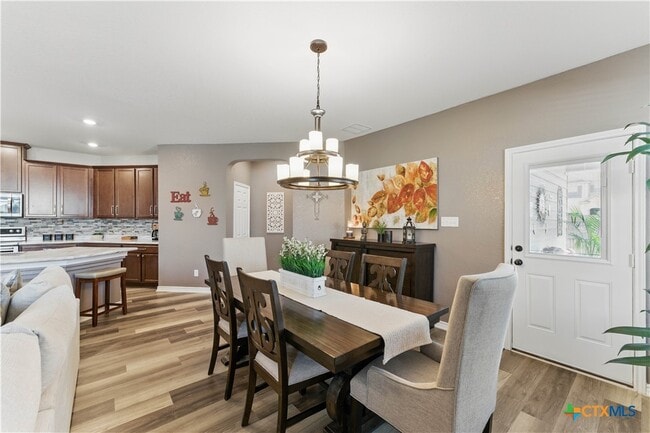 Photo - 304 Dakota Crk