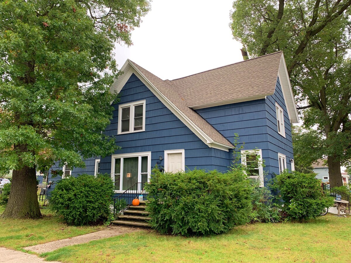 Outside-Front - 111 E Grand Ave Unit 1