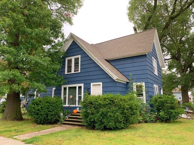 Building Photo - 111 E Grand Ave Unit 1