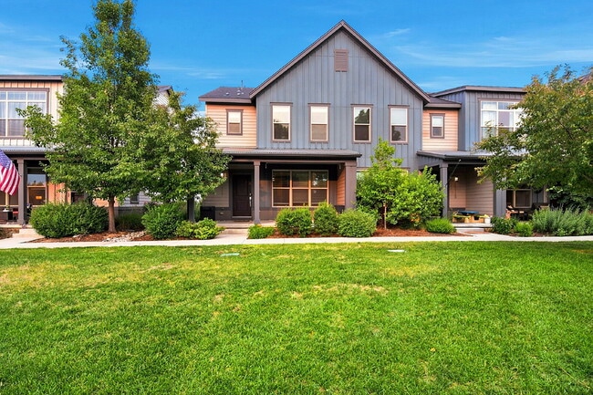 Building Photo - $2,645.95, 3 bed, 2.5 bath end unit located in Aurora with a washer and dryer.