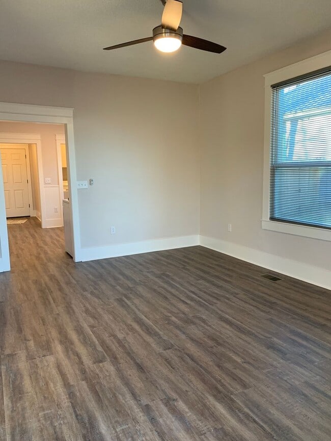 Building Photo - 2 Bed/2 Bath- Newly Renovated!!