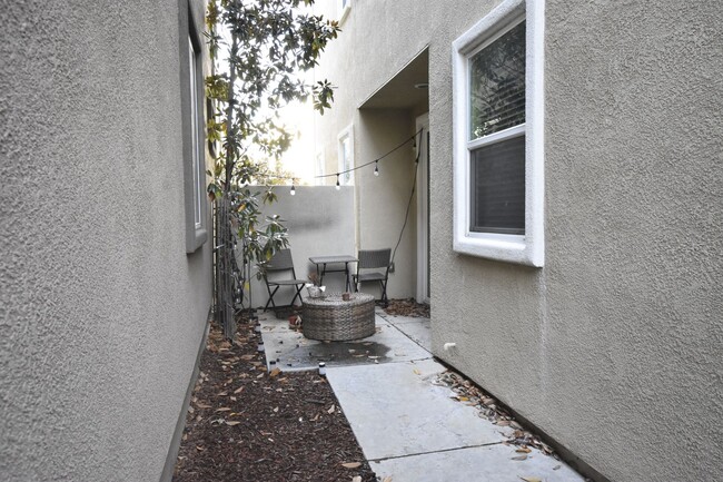 Building Photo - 1016 Rothbury Ln