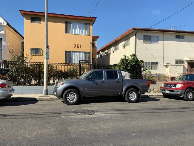 751 N Hill Pl Unidad 3