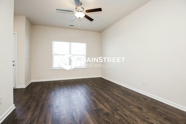 Photo - 3 Bedroom Pet-Friendly Home in La Vergne, TN with Main Street Renewal