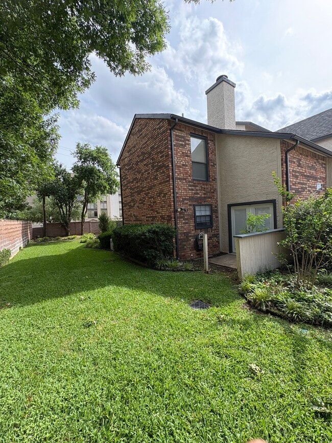 827 W Harwood Rd Unit E