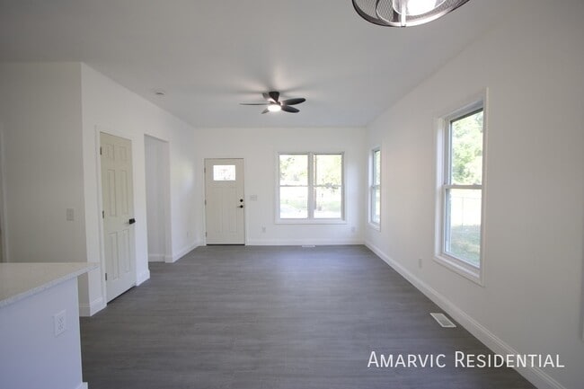 Photo - 621 Singletary St SE