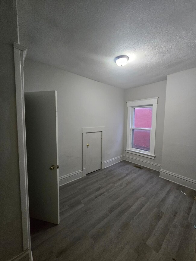 Photo - 2358 Putnam St