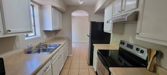 Photo - 564 W 12th St