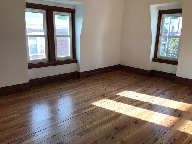 Building Photo - 141 W Broad St Unit Apt 3