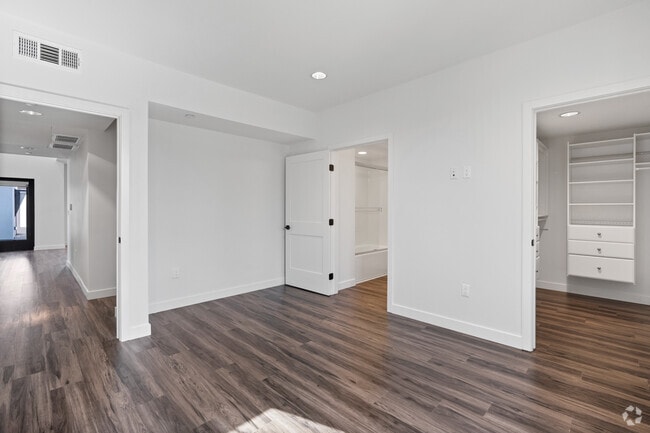 4BR, 4BA - 2,079SF