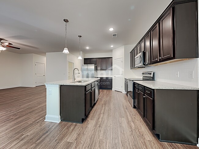 Photo - 605 W Lionel Rd