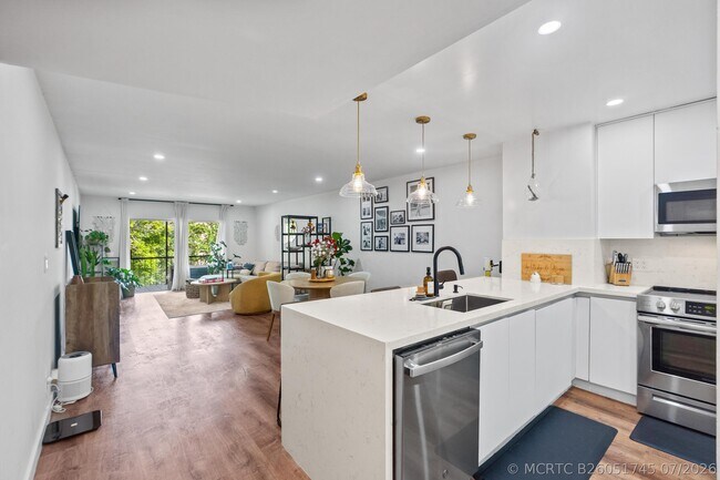 Building Photo - 6361 N Falls Cir Dr Unit 305