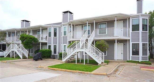 Building Photo - Available August!! One Bed, One Bath Downs...