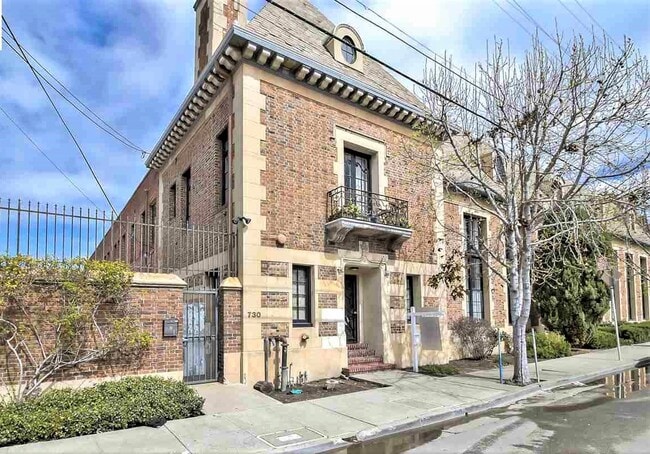Building Photo - 730 29th St Unit 216
