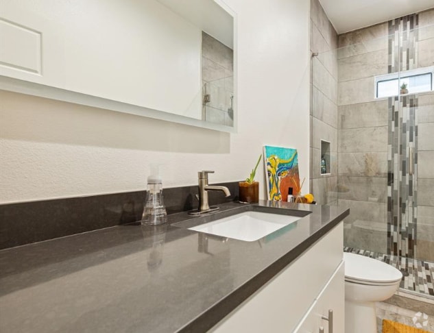 Building Photo - 422 W 9th St Unit 29330 Rental