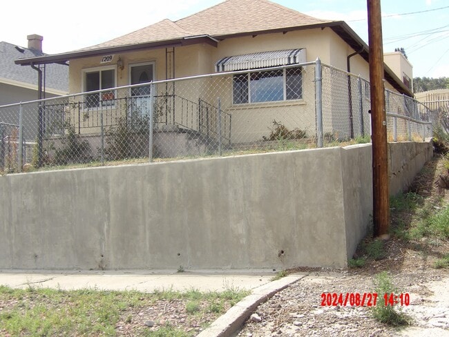 Building Photo - 1209 San Juan St