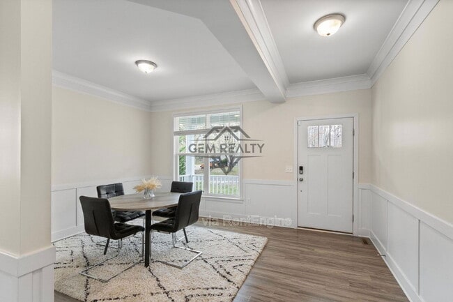 Photo - 102 Monroe St